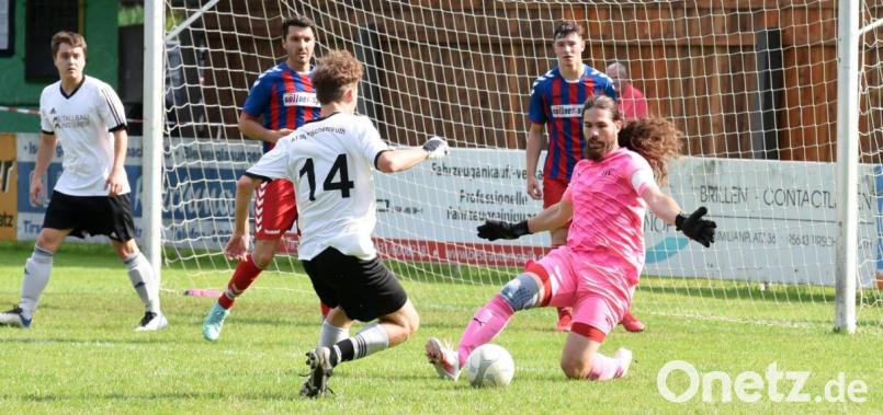 Julian Nickl vom ATSV Tirschenreuth (Nummer 14) scheitert an Wunsiedels Torwart Dominik Krämer. Der Aufsteiger aus dem Stiftland kassierte am Sonntag eine ärgerliche 0:1-Niederlage. Bild: gb