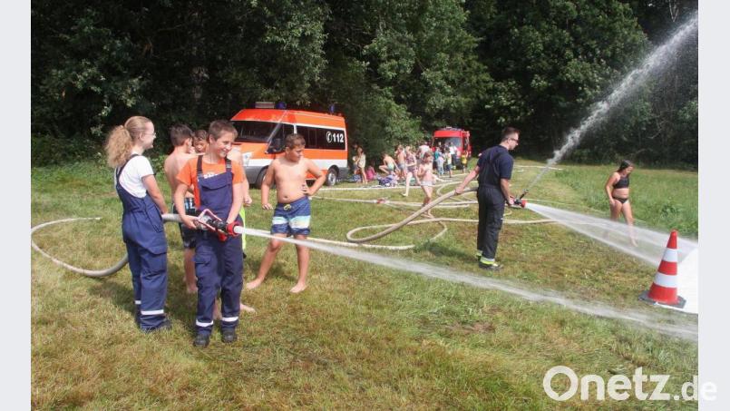Der Feuerwehr-Nachwuchs aus Wiesau sorgte für ausreichend Wasser. Bild: wro
