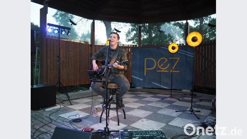 Peter Geyer bestreitet das Finale der Neustädter Serenaden mit Countrymusik. Bild: krb