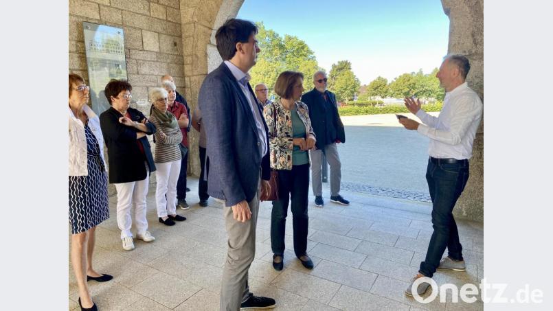 Jörg Skriebeleit (rechts) führt den SPD-Landesvorsitzenden Florian von Brunn (vorn links), MdL Annette Karl (Dritte von rechts) und SPD-Politiker aus der Region durch die KZ-Gedenkstätte. Bild: Eichl