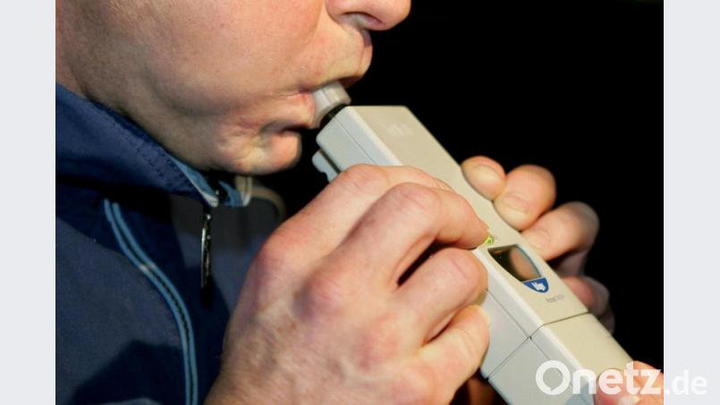Bei einem Mann wird während einer Polizeikontrolle ein Alkoholtest vorgenommen. Foto: Uli Deck/Archiv Symbolbild: Uli Deck