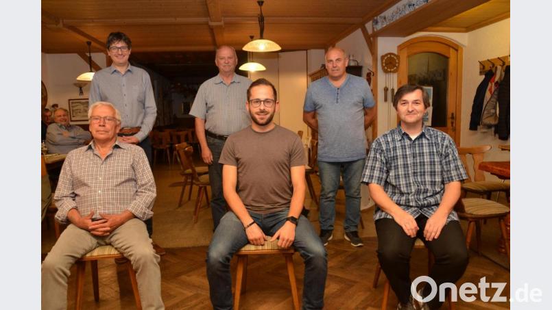 Norbert Puff (sitzend, rechts) bleibt Spartenleiter beim Kegelclub &quot;Rot-Weiß&quot;. Günter Lugert (sitzend, links) und Johannes Sier (sitzend, Mitte), der zugleich Sportwart ist, wurden für ihre langjährige Treue ausgezeichnet. SpVgg-Chef Uli Münchmeier (hinten, links) würde gerne die Werbetrommel für den Kegelclub rühren. Bild: dob