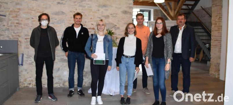 Die Abiturienten aus der Stadt Schönsee sagten bei einem Empfang Bürgermeister Reinhard Kreuzer (links) frei von der Leber weg, was sie gut und was sie schlecht in Schönsee finden. Bild: Stadt Schönsee/exb