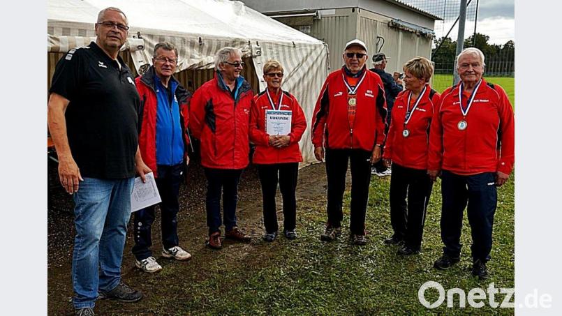 Das Weidener Team mit (von links) Abteilungsleiter im BVS Bayern Günther Herbolsheimer, Bezirkssportwart Josef Pohl, stellvertretendem Bezirksvorsitzenden Dieter Menzel, Gertrude Stock, Karl Voit, Barbara Engmann und Hans Stock. Bild: R. Kreuzer