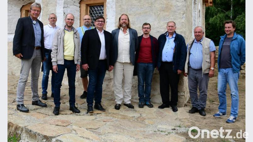 Die Qualität und die erfolgreiche Arbeit des Geschichtsparks Bärnau-Tachov sind auch in Südböhmen bekannt. Vaclav Vrbik, Stefan Wolters und Vorsitzender Alfred Wolf vom Verein Via Carolina – Goldene Straße wurden von einer hochkarätigen Delegation mit dem stellvertretenden Regierungspräsidenten von Südböhmen für Kultur, Pavel Hroch (Fünfter von links), an der Spitze in Trocnov und České Budějovice/Budweis empfangen. Es wird eine internationale Zusammenarbeit angestrebt. Bild:  Lukas Faktor/Südböhmisches Museum/exb