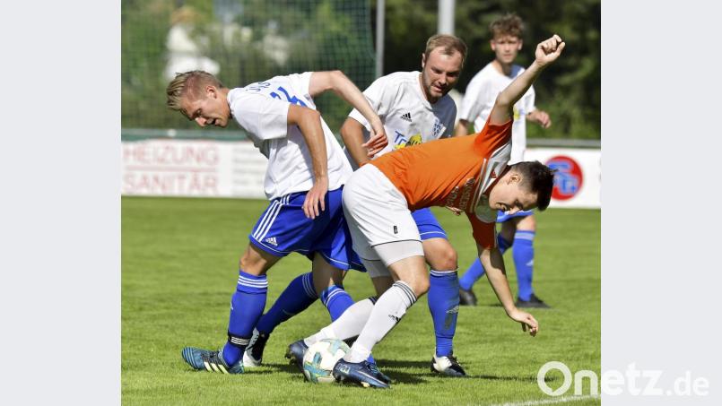 Wo ist der Ball? Martin Aures (links) vom TUS Kastl und der Torschütze des Rosenberger Siegtreffers, Philipp Witzel (rechts) haben in dieser Szene doch den Überblick behalten, Maximilian Glöckner vom TUS Kastl (hinten) braucht nicht mehr einzugreifen. 


Bild: Hubert Ziegler Bild: Hubert Ziegler