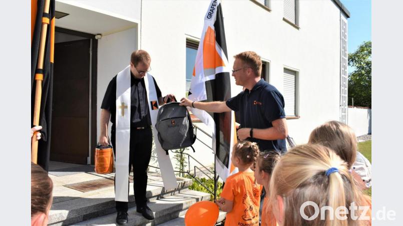 Die Grafenwöhrer Kolpingsfamilie begrüßt ihren neuen Präses und Pfarrer Daniel Fenk. Bild: rgr