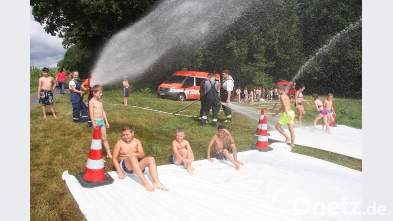 Viel Spaß hatten die Kinder beim Ferienprogramm der Feuerwehren Wiesau und Voitenthan. Der Feuerwehr-Nachwuchs sorgte dabei für ausreichend Wasser. Bild: wro
