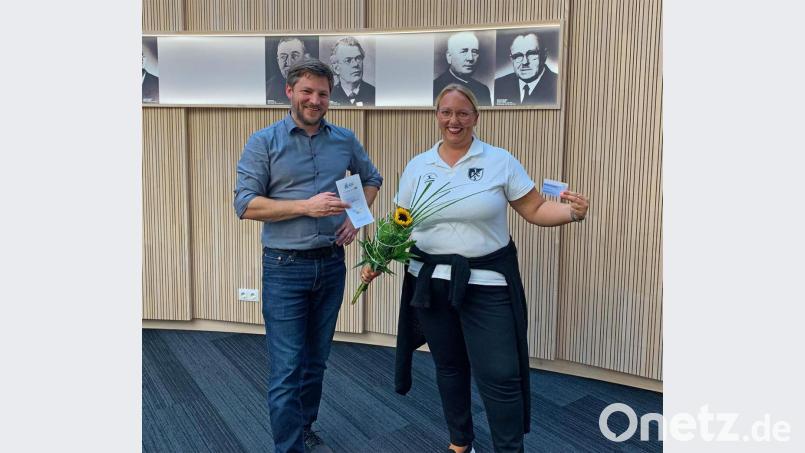 Bürgermeister Peter Neumeier und Kerstin Mauderer bei der Übergabe der Ehrenamtskarte. Bild: Tobias Reitmeier/exb