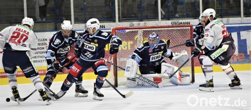 Die Blue Devils (blaue Trikots) bezwangen am Sonntag die Hannover Indians mit 4:0. Bild: Büttner