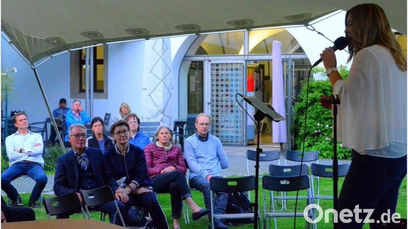 Heidi Reil interpretiert Lieder bekannter Künstler im Innenhof der Regionalbibliothek in Weiden zugunsten der Opfer der Flutkatastrophe. Bild: Kunz