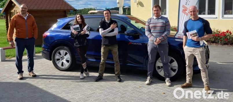 Im Zeichen der Elektromobilität stand das Golfturnier „Motor Nützel &amp; Friends“. Im Bild (von links) Günter Zintl, Christina Höfer, Falk Schüler, Noah Wild und Ross Vandercreek. Bild: Richard Eisendraut/exb