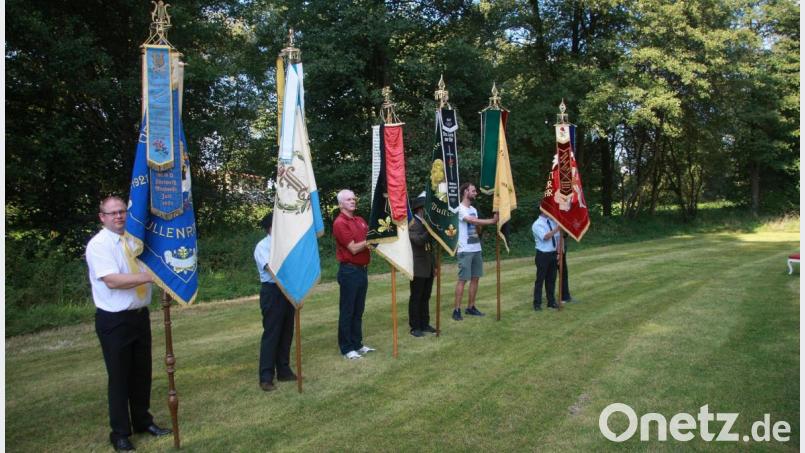 Lange Zeit wurden die Fahnenabordnungen vermisst. Beim Gottesdienst auf der grünen Gemeinde-Oase feierte man ein Wiedersehen. Bild: wro