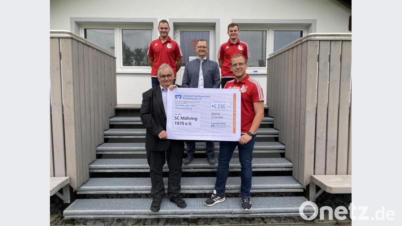 5235 Euro erhielt der SC Mähring. Im Bild: (vorne, von links) Herbert Gmeiner und Stefan Riedl sowie (hinten, von links) Patrick und Marco Sporrer mit Regionalmarktleiter Helmut Wolfrum. Bild: Volksbank Raiffeisenbank/exb