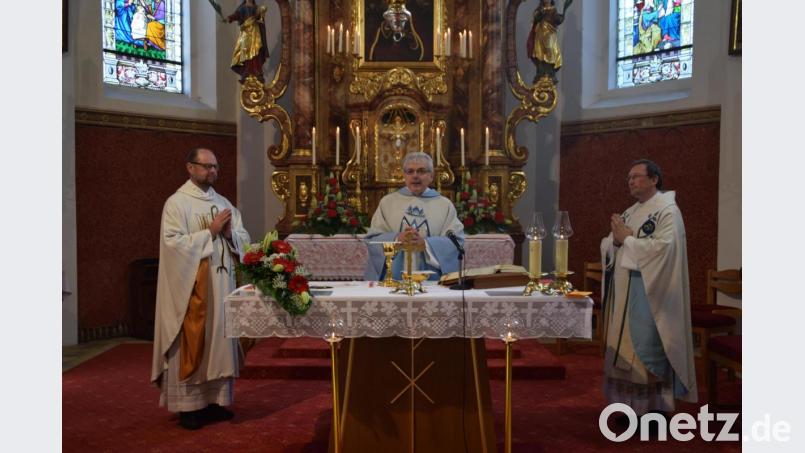 Prälat Josef Kreiml (mitte) zelebrierte zusammen mit Pfarrer Martin Schöpf (links) und Pfarrvikar Christian Preitschaft (rechts) den Eröffnungsgottesdienst zur Mausbergfestwoche und hielt die Festpredigt. Bild: swo