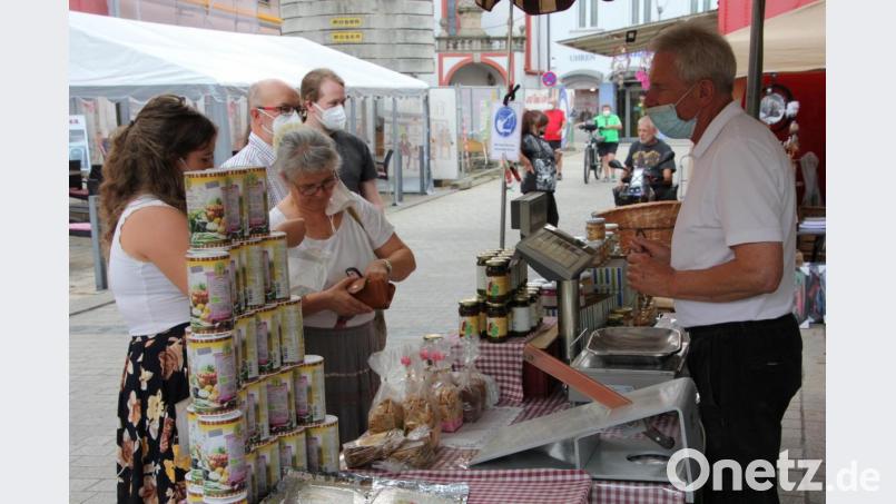 Angeboten wurden von über 30 Fieranten Haushaltsartikel, Kleidung, Liköre, Obst oder Gewürze, Süßigkeiten sowie Spielsachen und auch viele herbstliche Blumen und Pflanzen. Bild: kro
