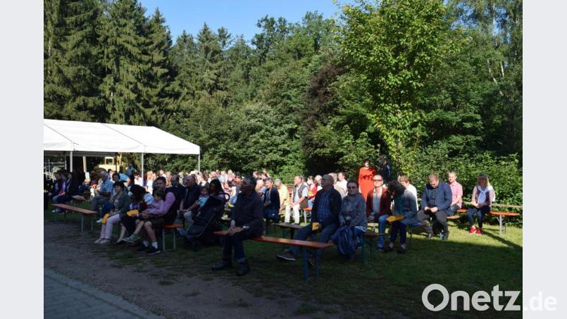 Mit Wallfahrern gefüllt, war zum Festgottesdienst der Platz neben und hinterhalb der Kirche, die im Vergleich zum Vorjahr wieder zahlreicher kamen. Bild: swo