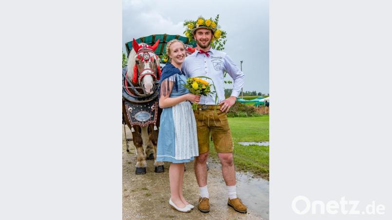 Das Köferinger Oberkirwapaar: Louisa Gmeiner und Benedikt Feldbauer. Bild: Christian Birner/exb