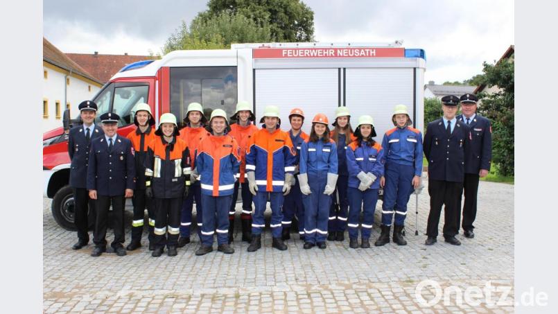 Die beiden Ausbilder Reinhard Herrmann (Zweiter von links) und Josef Irlbacher (Zweiter von rechts) sowie die beiden Schiedsrichter Helmut Schatz (rechts) und Andreas Ringlstetter (links) gratulierten den erfolgreichen Teilnehmern. Bild: Feuerwehr Neusath/exb