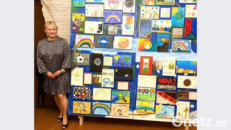 Mira Schwägerl mit der von ihr angeregten Collage „Das erzählt mein Herz“, auf der sich 47 Kinder künstlerische Gedanken zu ihrer Situation während der Corona-Pandemie und dem Lockdown gemacht haben. Bild: Schwägerl/exb
