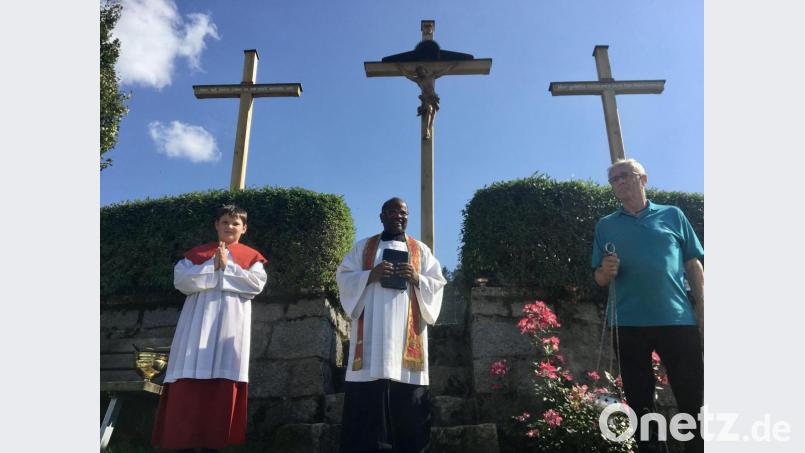 Pfarrer Moses Gudapati (Mitte) segnet die neuen Drei Kreuze. Mit dabei Ministrant Felix Schißlbauer (links) und Mesner Ludwig Heil. Bild: gri