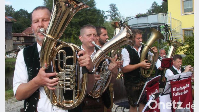 Höhepunkt der vom Publikum geforderten Zugabe war die Polka &quot;Böhmischer Traum&quot;. Dabei ist es üblich, dass sich die Musikanten, wie hier mit den Tenorhörnern, auch von den Plätzen erheben. Bild: wro