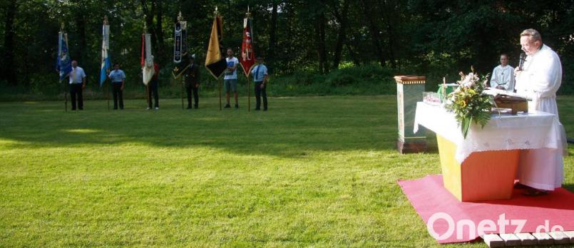 Den Gottesdienst am Altar feierte der aus der Diözese Breslau stammende Gemeindepfarrer Josef Waleszczuk. In seiner Ansprache würdigte er die Verdienste der Vereine. Bild: wro