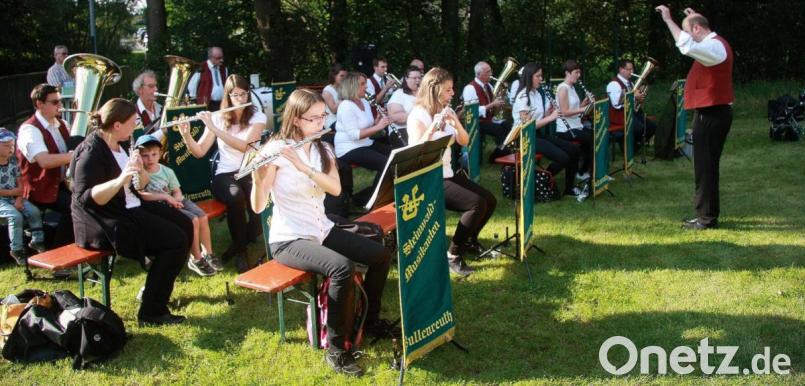 Für einen würdigen Rahmen beim Gottesdienst auf der &quot;Grünen Mitte&quot; sorgten die &quot;Steinwald-Musikanten&quot; aus Pullenreuth. Bild: wro