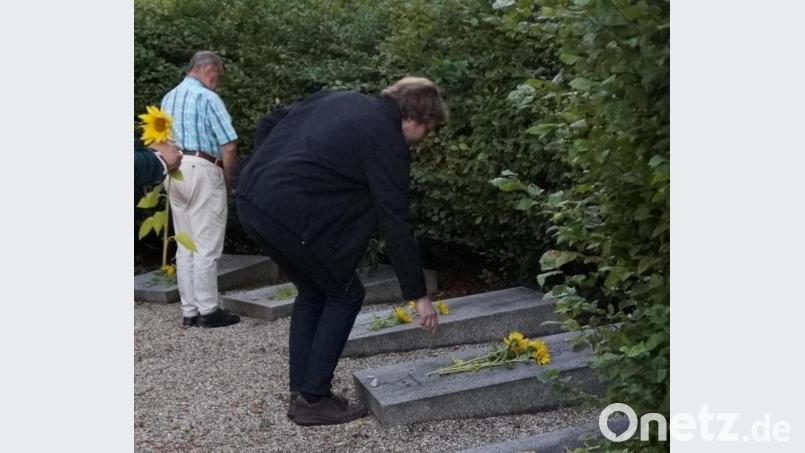 Mit der Niederlegung von Blumen an den Gedenksteinen wurde der Opfer des Todesmarsches Flossenbürg-Dachau gedacht. 
﻿ Bild: wel