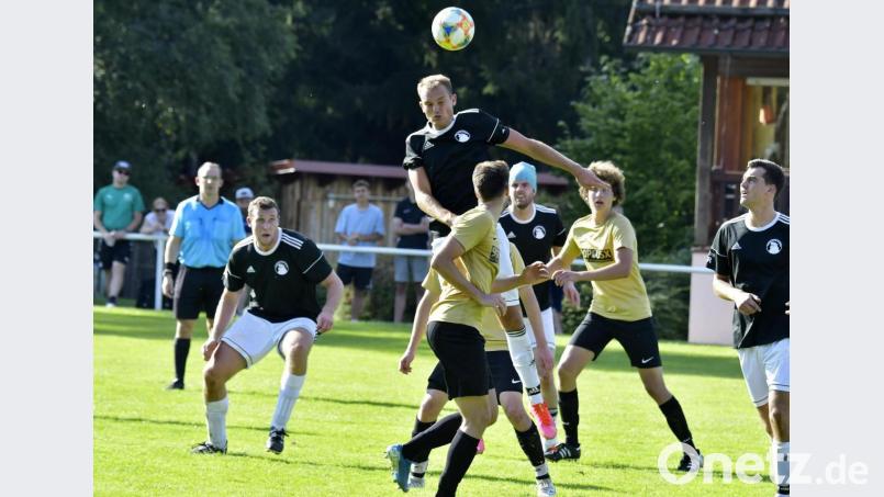 Der FC Edelsfeld (dunkle Trikots) zeigte im Spiel gegen den SV Raigering II nach dem 0:3-Rückstand Moral und schaffte durch die Tore von Stefan Tuchbreiter (hinten mit grünem Kopfverband), Jahn Wolf (Mitte beim Kopfball) und Tim Rupprecht (links) noch ein Remis. Bild: Hubert Ziegler