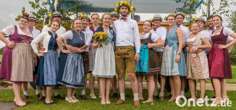 Die neun Kirwapaare stehen im Mittelpunkt beim Köferinger Biergartenfest. Mit dabei das neue Oberkirwapaar: Louisa Gmeiner und Benedikt Feldbauer (Mitte, mit Blumen). Bild: Christian Birner/exb