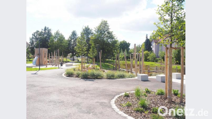 Die Öffnung des Mühlbachparks wird sehnsüchtig erwartet. Gerade die aufwendig angelegten Spielplätze machen die Kinder neugierig. Aber auch ansonsten kann sich das Areal, das für rund 3 Millionen Euro aufgewertet wurde, sehen lassen. Sitzbereiche mit Pergola und verschiedene Erlebnisabschnitte bieten vielfältige Erholungsmöglichkeiten. Auffällig sind auch die Neuanlage des Mühlbachbetts sowie eines kleinen Teichabschnitts und die Stufenanlage im vorderen Abschnitt. Doch bis der Mühlbachpark offiziell besucht werden kann, wird es noch etwas dauern. Aktuell werden letzte Restarbeiten vorgenommen, dann folgt die Abnahme – und in Kürze die Eröffnung. Bild: ws