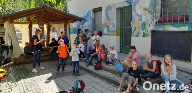 Irgendwann einmal macht auch ein Rundgang durch den Zoo müde. Um wieder Energie zu tanken, legten die kleinen Besucher eine Eis-Pause ein. Bild: Gemeinde Fuchsmühl/ exb