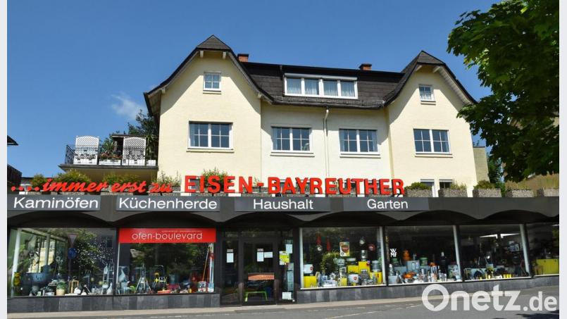Seit 100 Jahren eine bekannte Adresse in Tirschenreuth: Eisen-Bayreuther bietet hochwertige Kaminöfen, Herde und ausgewählte Haushaltswaren sowie Gartengeräte. Bild: Daniel Bayreuther/exb
