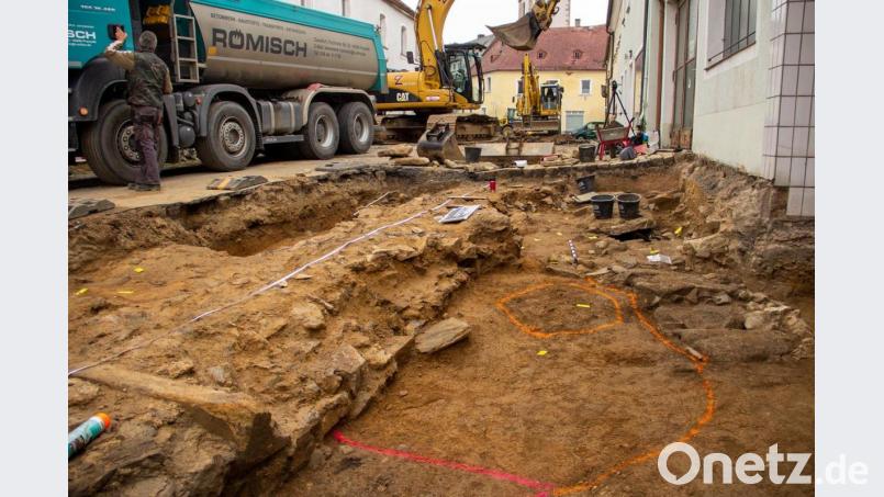 Bei archäologischen Ausgrabungen im Zuge der Sanierung der Bischof-Senestrey-Straße in Bärnau stieß das Forscherteam auf die Fundamente des mittelalterlichen Stadttors (Bruchsteinmauer links). Bild: Agentur Sevenhills/exb