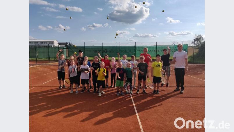 Die Teilnehmer am Ferienprogramm der Sparte Tennis des SV Mitterteich zusammen mit Jugendtrainer Hannes Kern (rechts). Bild: Heiko Faltenbacher/exb