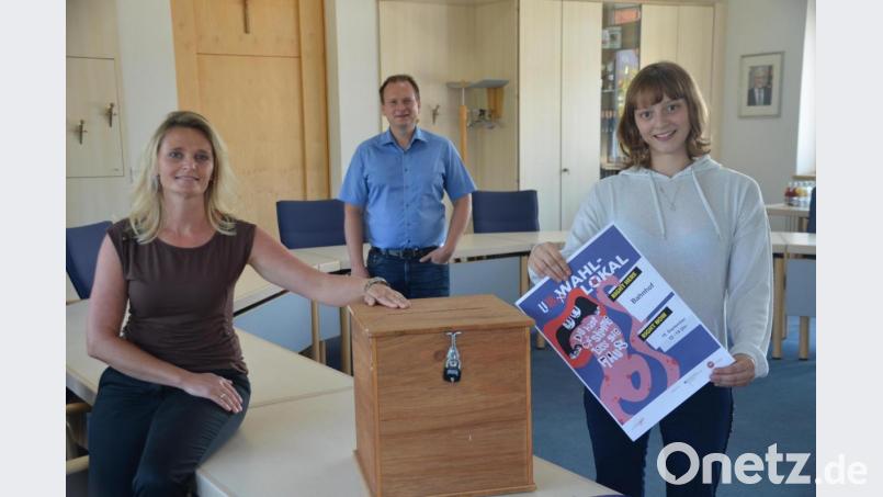 In Speichersdorf können sich Kinder und Jugendliche erstmals an der U18-Wahl beteiligen. Jugendbeauftragte Ursula Hörath, Bürgermeister Christian Porsch und Auszubildende Leonie Bock bitten zur Wahlurne. Bild: ak