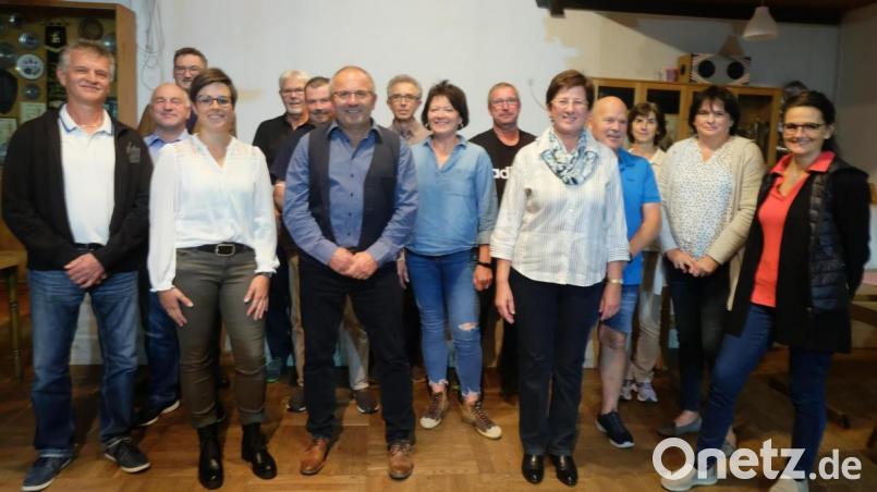 An der Spitze steht des Gartenbau- und Verschönerungsvereins Stulln steht weiterhin Hubert Obermeier (Dritter vorne von links). Bild: ohr