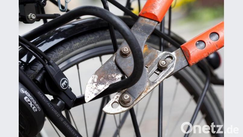 Unbekannte Täter entwenden ein Fahrrad aus einem Carport. Bild: Friso Gentsch/dpa