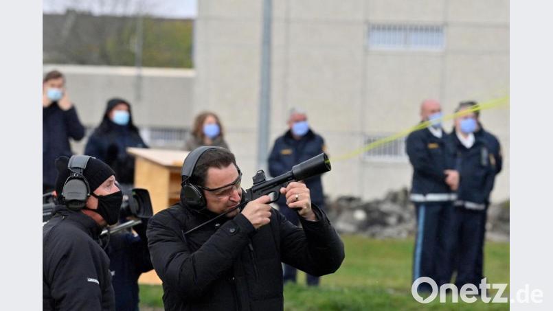 Georg Eisenreich (CSU), Staatsminister der Justiz, schießt mit einer Spezialwaffe eine Drohne ab. Archivbild: Peter Kneffel
