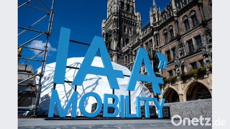 Das Logo der Internationalen Automobil-Ausstellung (IAA Mobility) auf dem Münchner Marienplatz. Bild: Sven Hoppe/dpa