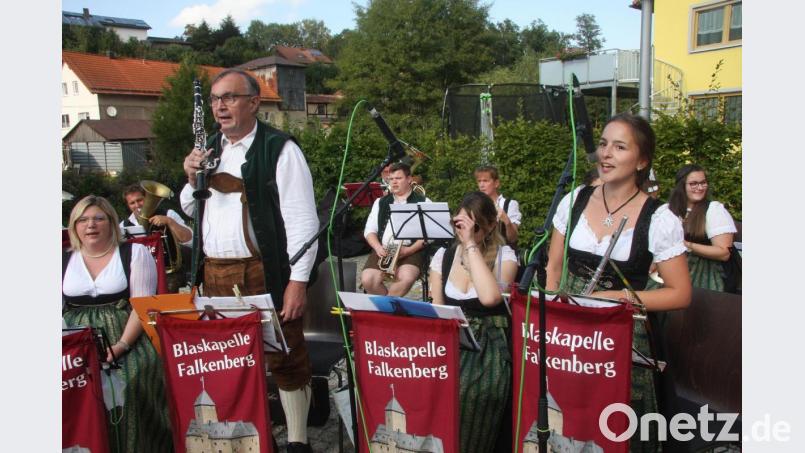 Auf die &quot;Vogelwiese&quot; entführten das Gesangs-Duo Verena Bauer und Josef Franz. Bild: wro