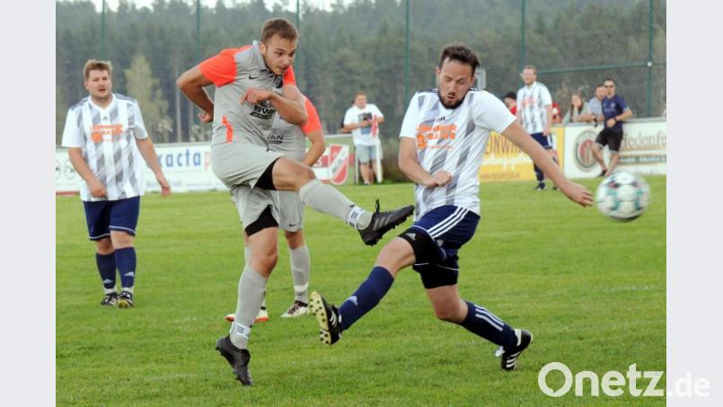 Dem Friedenfelser Moritz Fischer (links) gelang in der Schlussphase noch der Ausgleichstreffer gegen den SV Pechbrunn. Diesen Versuch konnte Timo Hollmann zwar nicht verhindern, der Ball verfehlte aber dennoch das Ziel. Bild: heh