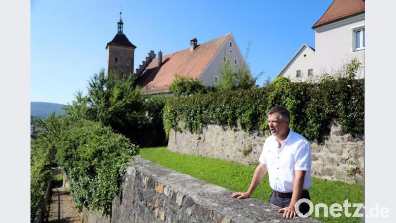 Raphael Haubelt blickt nach drüben. Er hat viel zu erzählen, was sich inner- und außerhalb der Stadtmauern abgespielt hat. Im Hhintergrund der Dechanthof mit dem Dechantturm Bild: Gerhard Götz