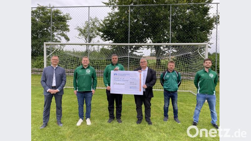 7870 Euro aus der Crowdfunding-Aktion der Volksbank Raiffeisenbank Nordoberpfalz konnte Regionalleiter Helmut Wolfrum an die Vertreter der SG Großkonreuth übergeben. Damit wird die Neuanlage eines Haupt-Sportplatzes unterstützt. Im Bild (von links): Helmut Wolfrum, Matthias Gradl, Alexander Völkl, Herbert Gmeiner, Norbert Burger und Oliver Standfest. Bild: Volksbank Raiffeisenbank/exb