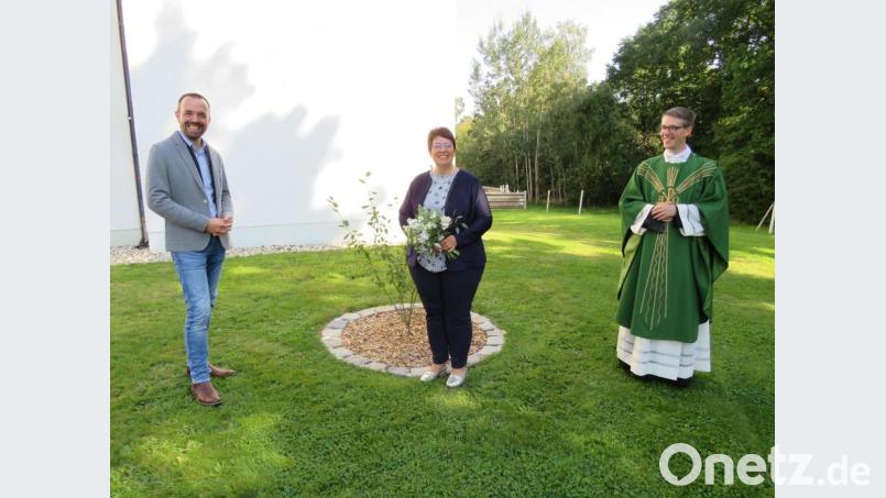 Pfarrer Thomas Kopp (rechts) und Pfarrgemeinderatsvorsitzender Ralph Bauer (links) heißen Claudia Stöckl in Altenstadt willkommen Bild: adj