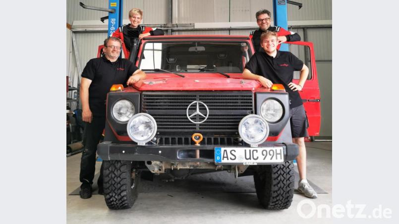 Dieses Quartett will im Januar 2022 die Dakar Classic meistern: Christian und Ursula Ruppert als Fahrer und Beifahrerin (hinten) sowie Sohn Matias (vorne rechts) und Rudi Weich, die als Mechaniker an Bord sind. Bild: Ruppert