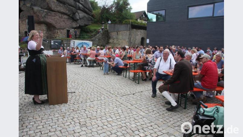 Vorsitzende Veronika Höcht begrüßte viele Zuhörer am Fuß der Burg Falkenberg. Bild: wro