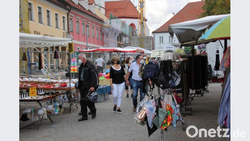 Bummeln über den Maximilianplatz durch die Budenstadt war am Sonntag beim Tirschenreuther Herbstmarkt angesagt. Bild: kro