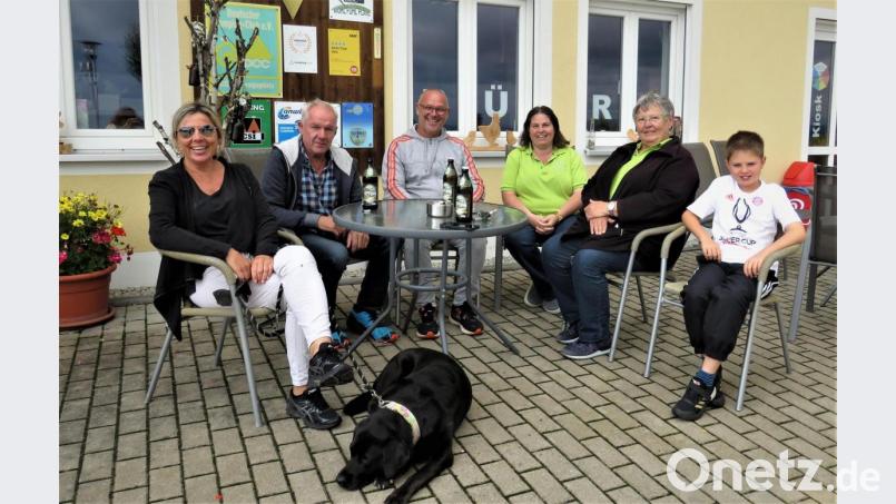 Gabi Zinnecker, Heiner Hemmerich, Günter Zinnecker, Andrea Dolles, Gerlinde Lang und Andrea Dolles Sohn Yannick (von links) genießen es, endlich wieder gemeinsam an einem Tisch sitzen zu können und über Gott und die Welt zu plaudern. Bild: ubb